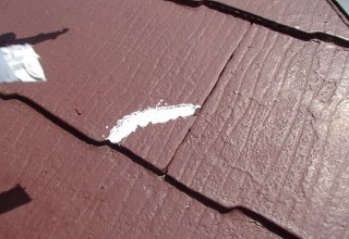 割れを補修したスレート