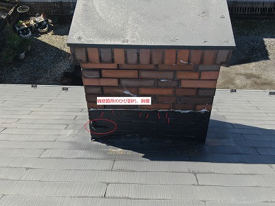 煙突部の補修箇所が損傷しています。