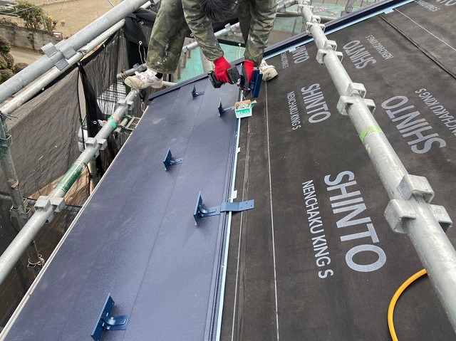 屋根材設置の様子