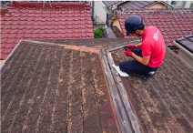 雨漏り箇所特定のための軒の現地調査の様子 雨漏り箇所特定のための軒の現地調査の様子