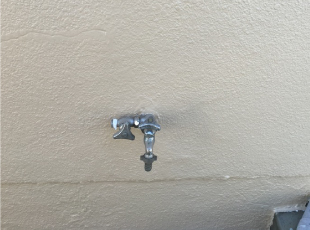 クラックをコーキングで補修したモルタル外壁