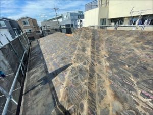 雨漏りを起こしている場合は基本的に葺き替え工事がおすすめです