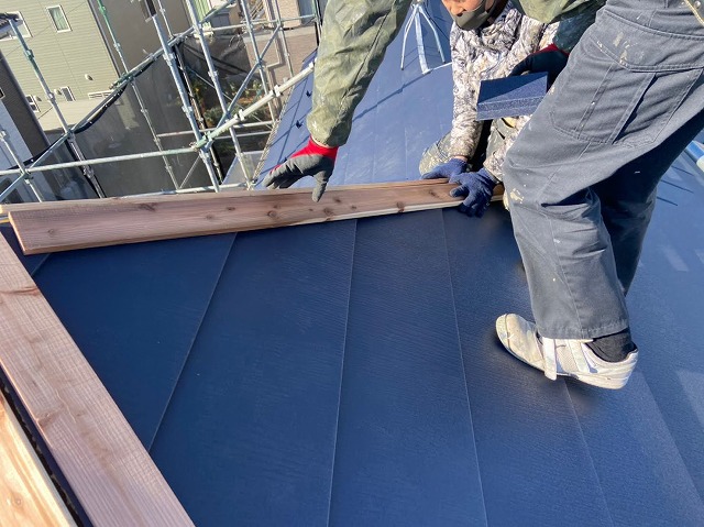 貫板となる木材を設置している様子