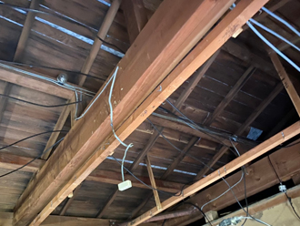 雨染みが出来た天井を剥がします