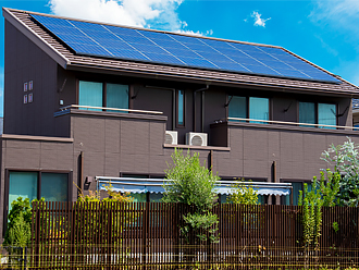 片流れ屋根に太陽光パネルが設置されています