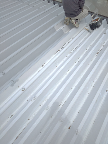 三島市軽量鉄骨アパート外部塗装2階段室軒裏より雨漏り調査と修理