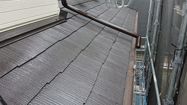 上塗り塗装後の下屋根