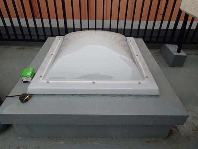 ドーム型の天窓カバー工事で雨漏り修理