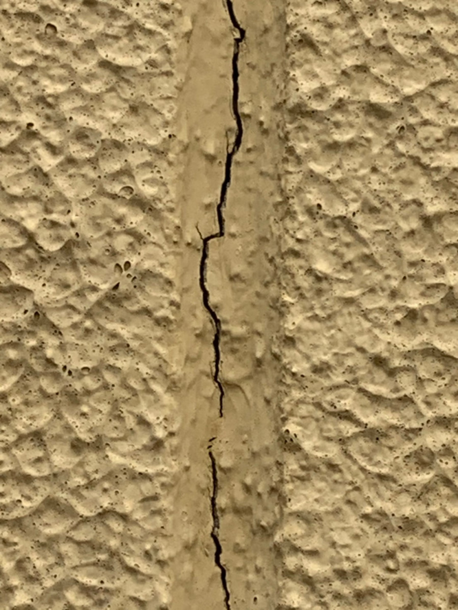 外壁クラックが発生していました