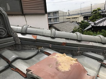 破損した瓦の一部