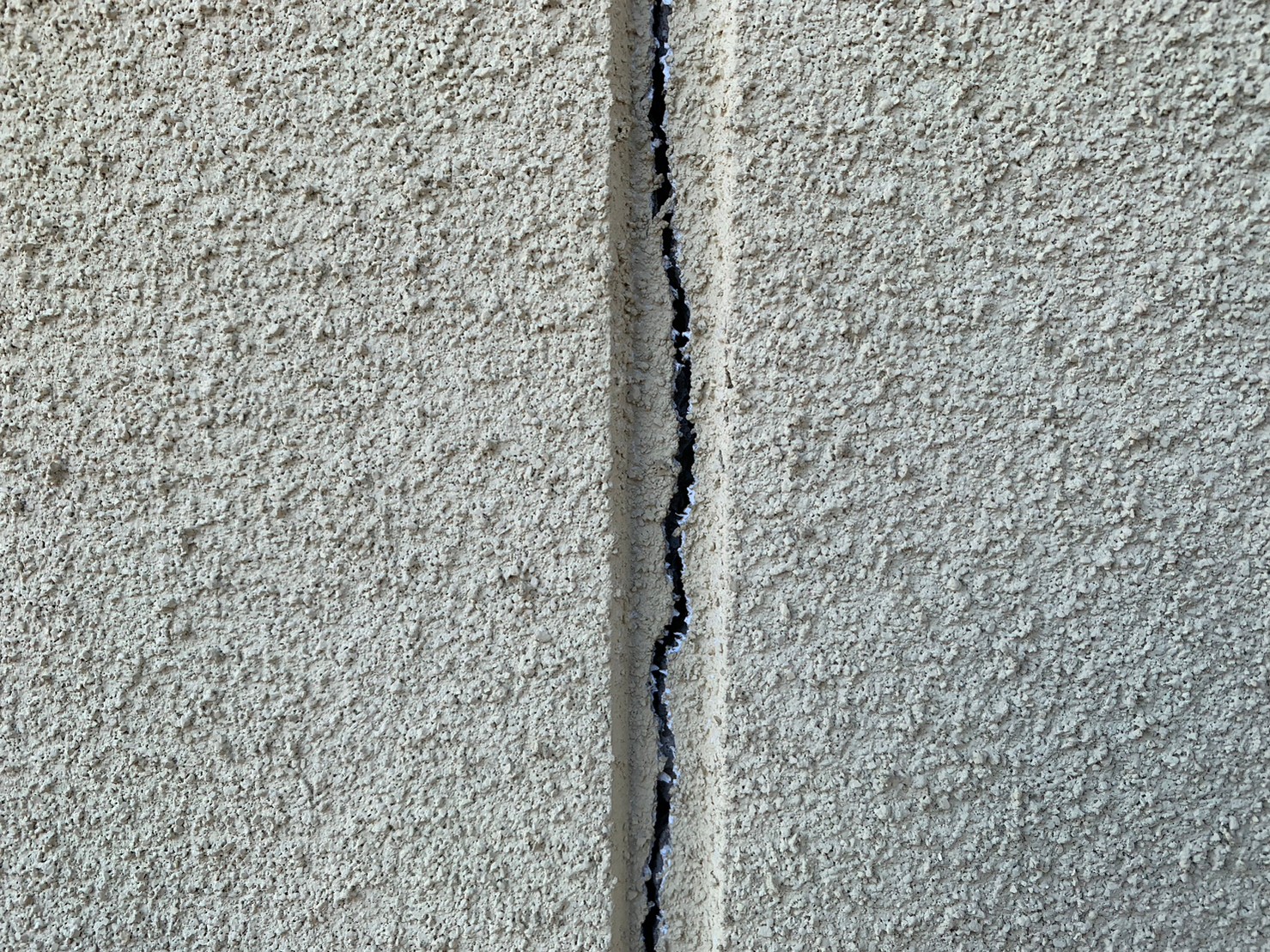 守山区で守山区のモルタル外壁のクラック