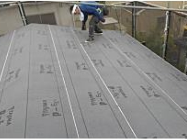 防水シートを張った屋根