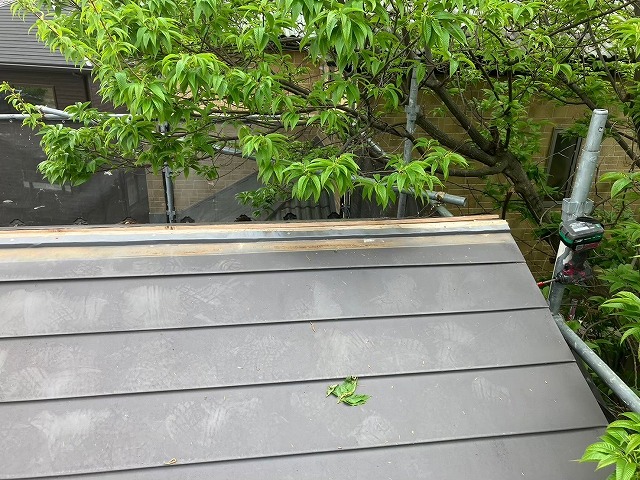 草加市　屋根　棟交換　劣化　リフォーム　植木伐採