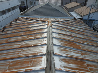 錆の目立つ屋根