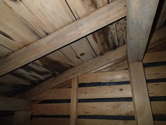屋根裏の様子