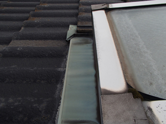 横浜市西区南軽井沢で雨漏りしている天窓の調査