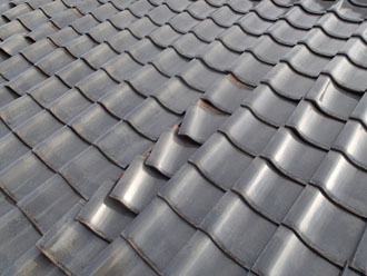 浮いて捲れた瓦