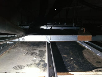 天井裏の雨染み