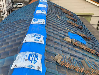 ブルーシートで養生