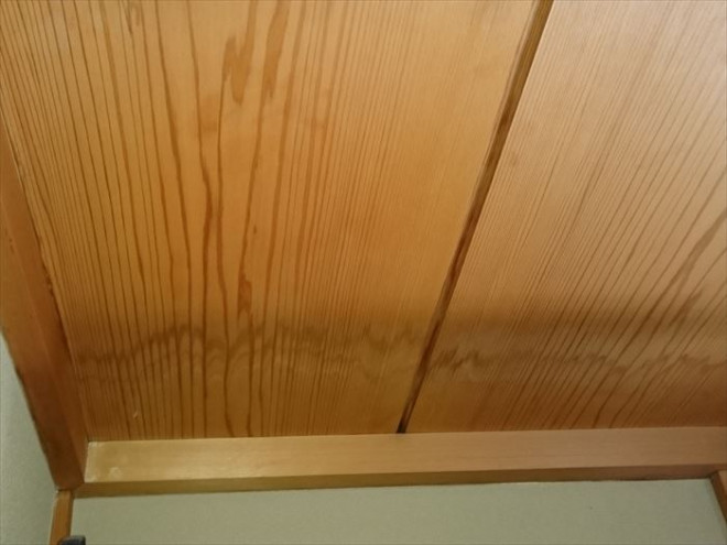 雨漏りを起こし室内の天井には大きな染みが出来ていました