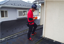 雨漏り箇所特定のための外壁の現地調査の様子 雨漏り箇所特定のための外壁の現地調査の様子