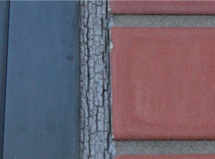 コーキング充填前の外壁目地