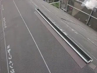 防水紙（ルーフィング）を敷設する作業工程