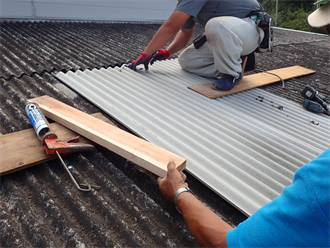 安房郡鋸南町大六で倉庫の波スレート屋根が飛散し雨漏りを引き起こしていたため復旧工事を実施