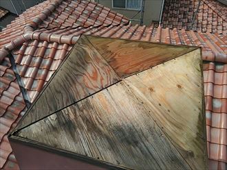 飾り煙突の下地木材が腐食しています