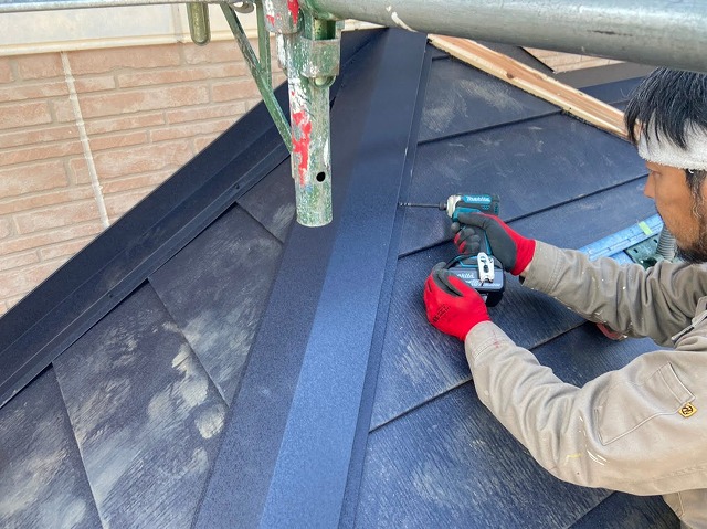 板金をビスで留めている様子