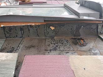 防水紙が傷んでいます