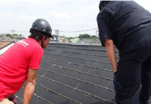 屋根材点検の様子