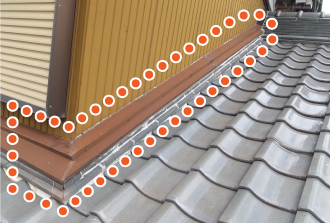 下階の下屋と外壁の取り合い部 下階の下屋と外壁の取り合い部