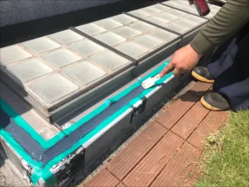 充填したコーキング材をヘラで均す