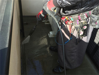 ベランダ床の高圧洗浄