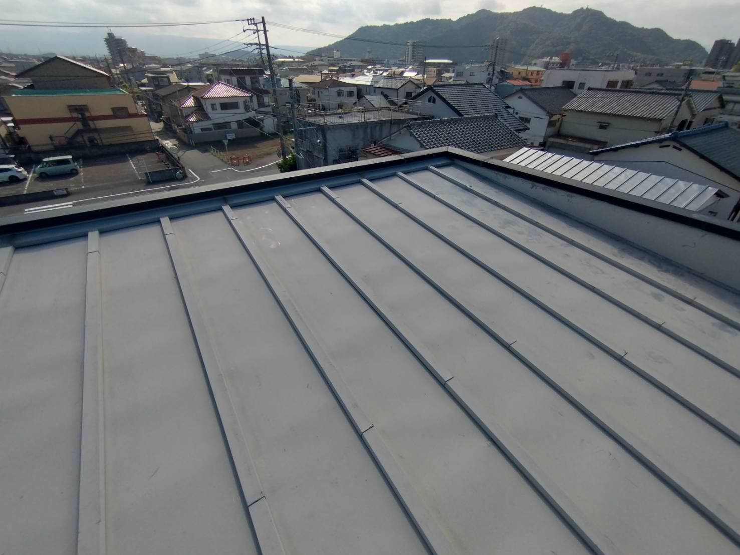 沼津市 片流れ屋根の雨漏り修繕工事 傷んだパラペット笠木下の割れ補修