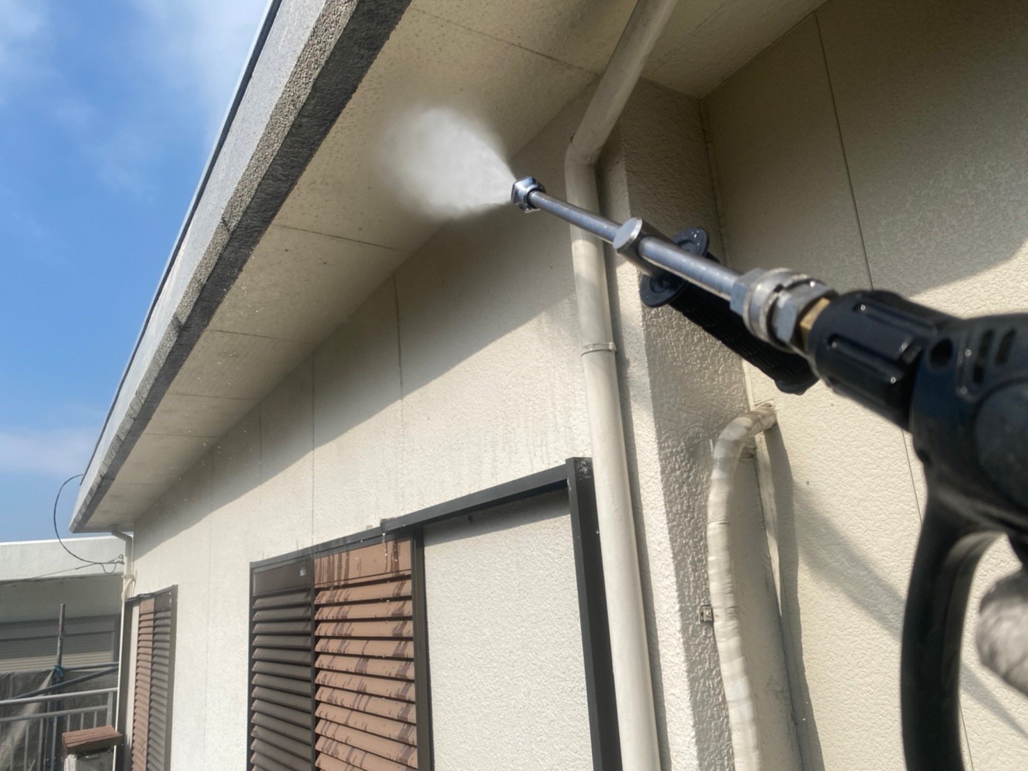 春日井市の外壁塗装前の高圧洗浄