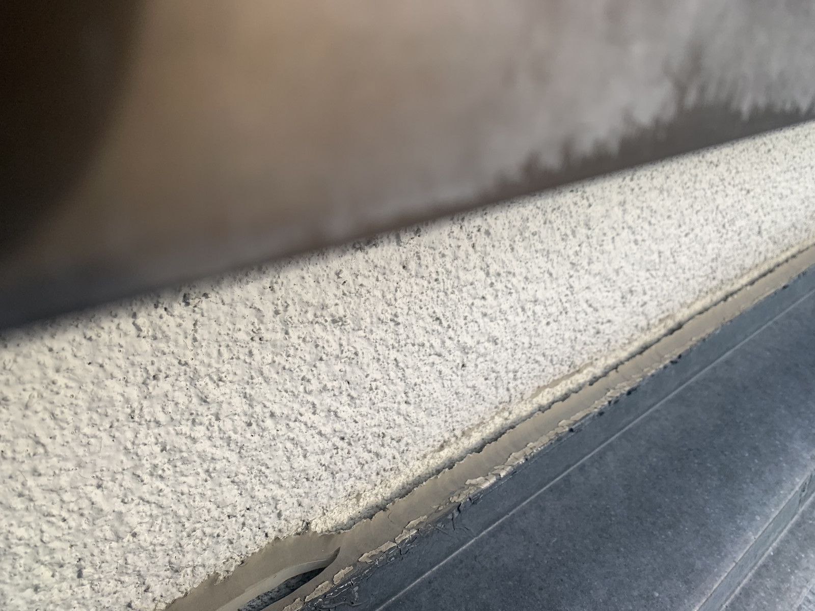 春日井市白山町にて増築部分の雨漏りをコーキングで補修