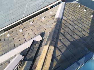 天窓がある高さまで棟板金を外す