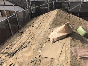 セメント瓦を外すと防水紙はかなり傷んでいました