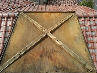 飾り煙突の下地材は腐食しているため撤去