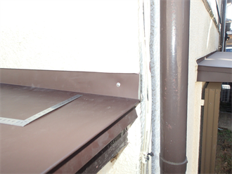 露出するビスは側面などで固定