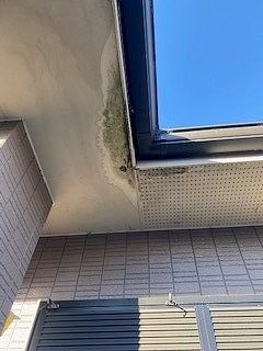 都城市にて雨漏りによって玄関前の軒天が劣化したお宅に現地調査にお伺いしました