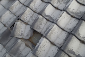 瓦が1枚だけ剥がれている 瓦が1枚だけ剥がれている