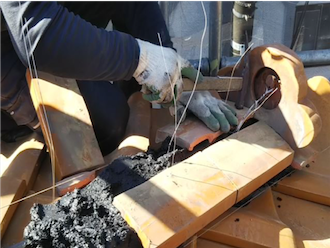 のし瓦やを乗せていく