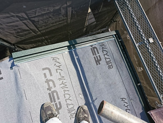 ケラバと軒先に水切り板金を設置