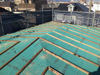 防水紙の上から心木を取り付けます