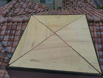 飾り煙突の形状に合わせて下地材をカットし取り付けます