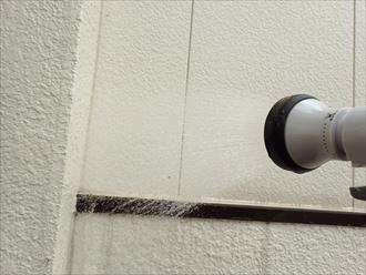 モルタル外壁に散水調査を行う様子