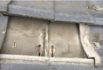 劣化して破れた防水紙 劣化して破れた防水紙